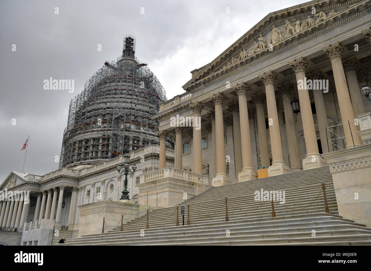 Die US-Kapitol in Washington, D.C. am 30. September 2015 gesehen. Der Senat genehmigte eine temporäre Ausgabe Rechnung 78-20, das die regierung Fonds wird bis Ende Dezember. Das Haus wird erwartet, um die Rechnung zu Pass später heute Abend und an Präsident Obama's Desk senden. Foto von Kevin Dietsch/UPI Stockfoto
