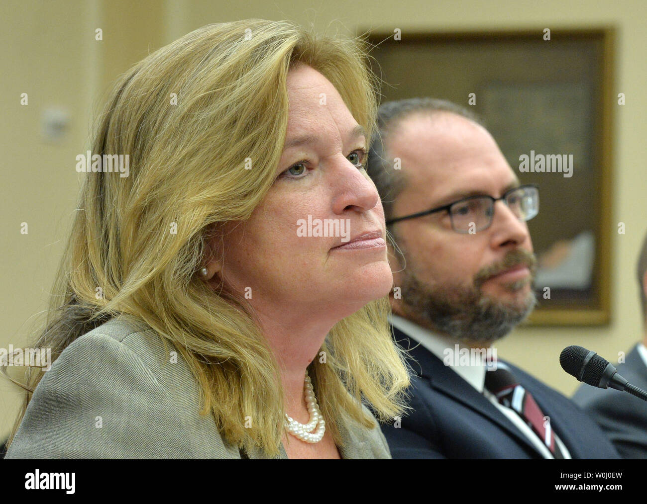 Dr. Ellen Stofan (L), Chief Scientist, NASA, zeugt neben Dr. Jonathan Lunine, Direktor, Cornell Zentrum für Astrophysik und Planetary Science, während ein Haus der Wissenschaft Ausschuss Anhörung über die Suche nach Leben außerhalb der Erde, auf dem Capitol Hill in Washington, D.C. am 29. September 2015. Foto von Kevin Dietsch/UPI Stockfoto