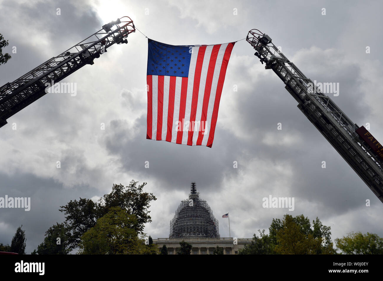 Eine amerikanische Flagge befindet sich in der Nähe des U.S. Capitol Gebäude, zu Ehren der gefallenen Kämpfer Kämpfer angehoben, in Washington, D.C. am 30. September 2015. Dieses Wochenende ist der 34. jährlichen Nationalen gefallene Feuerwehrmänner Memorial Wochenende wo gefallene Feuerwehrmänner bei der nationalen Gedenkstätte in Maryland geehrt werden. Foto von Kevin Dietsch/UPI Stockfoto