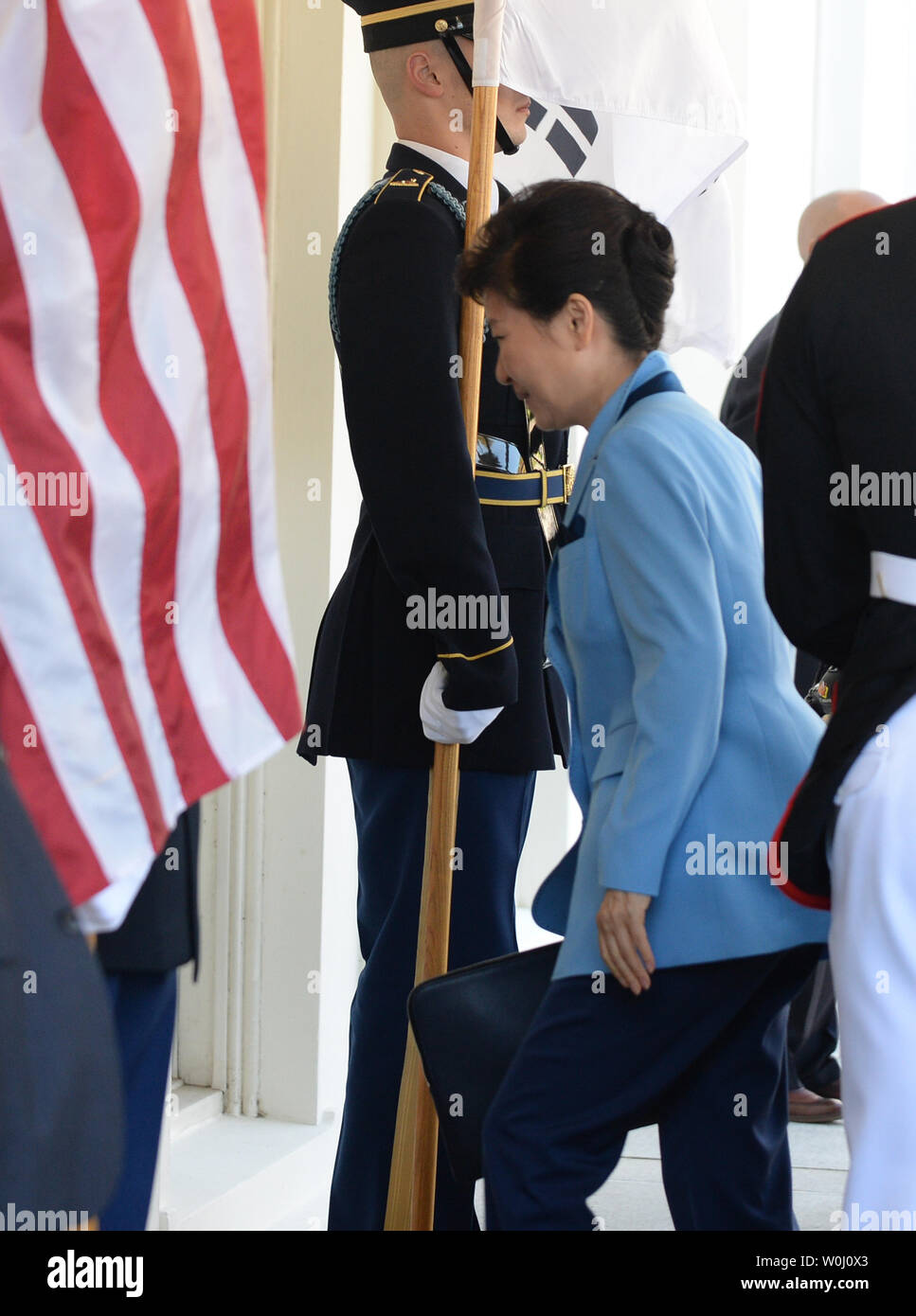 Südkoreanischen Präsidenten Park Geun-hye kommt im Westflügel des Weißen Hauses zu Gesprächen mit US-Präsident Barack Obama in Washington, DC am 16. Oktober 2015. Die Staats- und Regierungschefs erörterten eine Reihe von Fragen wie Nordkorea. Foto von Pat Benic/UPI Stockfoto
