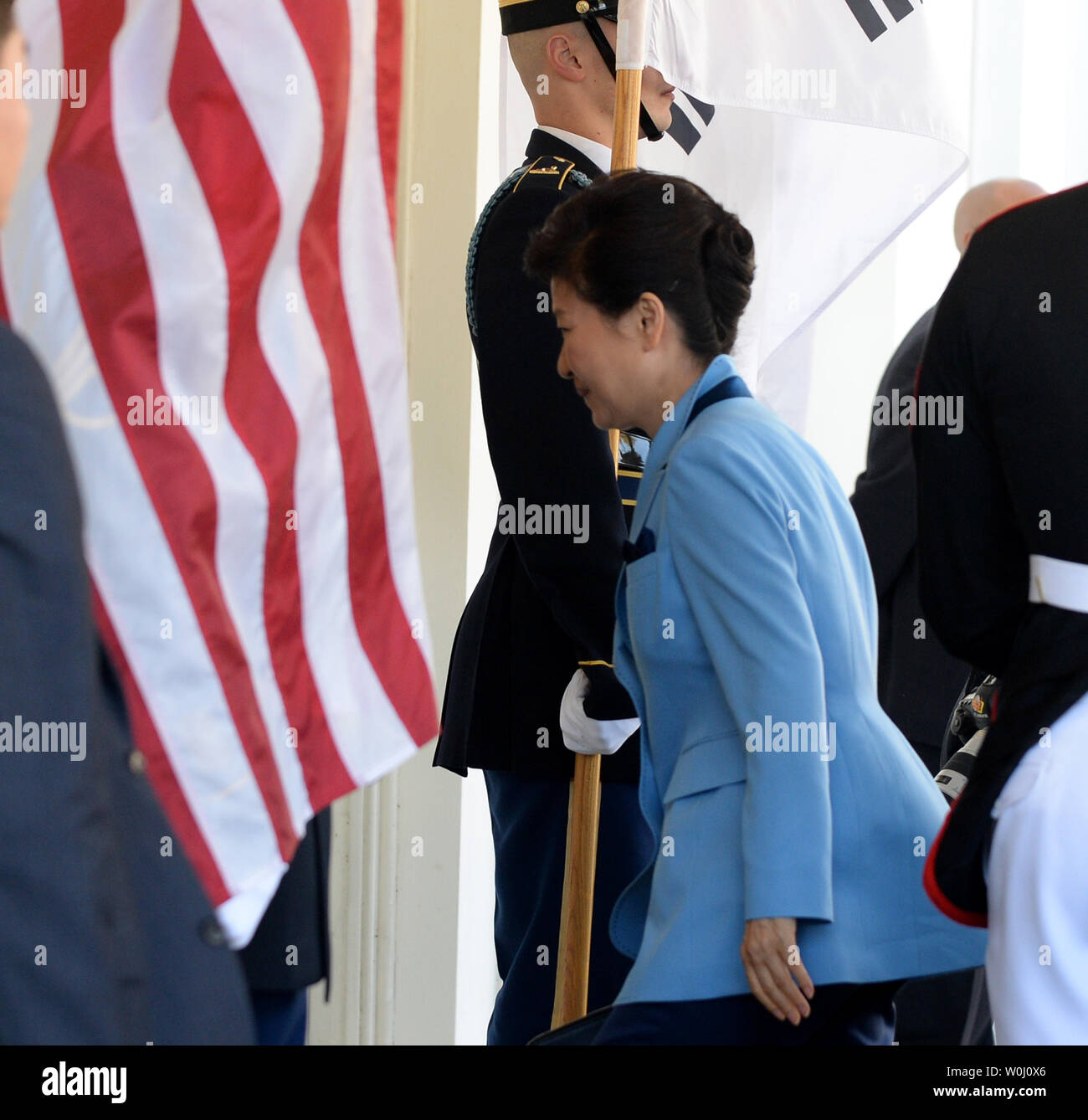 Südkoreanischen Präsidenten Park Geun-hye kommt im Westflügel des Weißen Hauses zu Gesprächen mit US-Präsident Barack Obama in Washington, DC am 16. Oktober 2015. Die Staats- und Regierungschefs erörterten eine Reihe von Fragen wie Nordkorea. Foto von Pat Benic/UPI Stockfoto