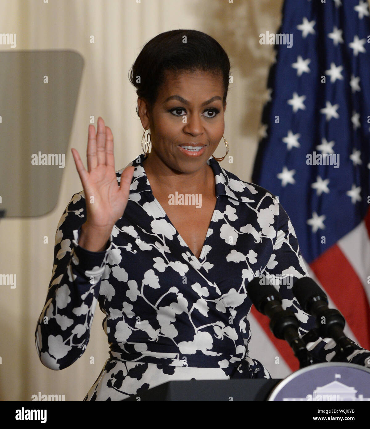 First Lady Michelle Obama kündigt eine neue Aufklärungskampagne "Besser machen" als Teil ihrer höheren Initiative erreichen im East Room des Weißen Hauses in Washington, DC am 19. Oktober 2015. Die Kampagne richtet sich Generation Z, oder Jugendliche 14-19, mit traditionellen und neuen Medien Bildung zu feiern. Foto von Pat Benic/UPI Stockfoto