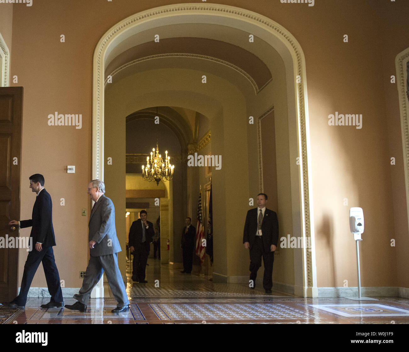 Sprecher des Hauses Paul Ryan (R-WI) (L) und der Mehrheitsführer im Senat, Mitch McConnell (R-KY) zu Fuß zu einem Senat republikanischen Imbiss auf dem Capitol Hill in Washington, D.C. am 3. November 2015. Foto von Kevin Dietsch/UPI Stockfoto