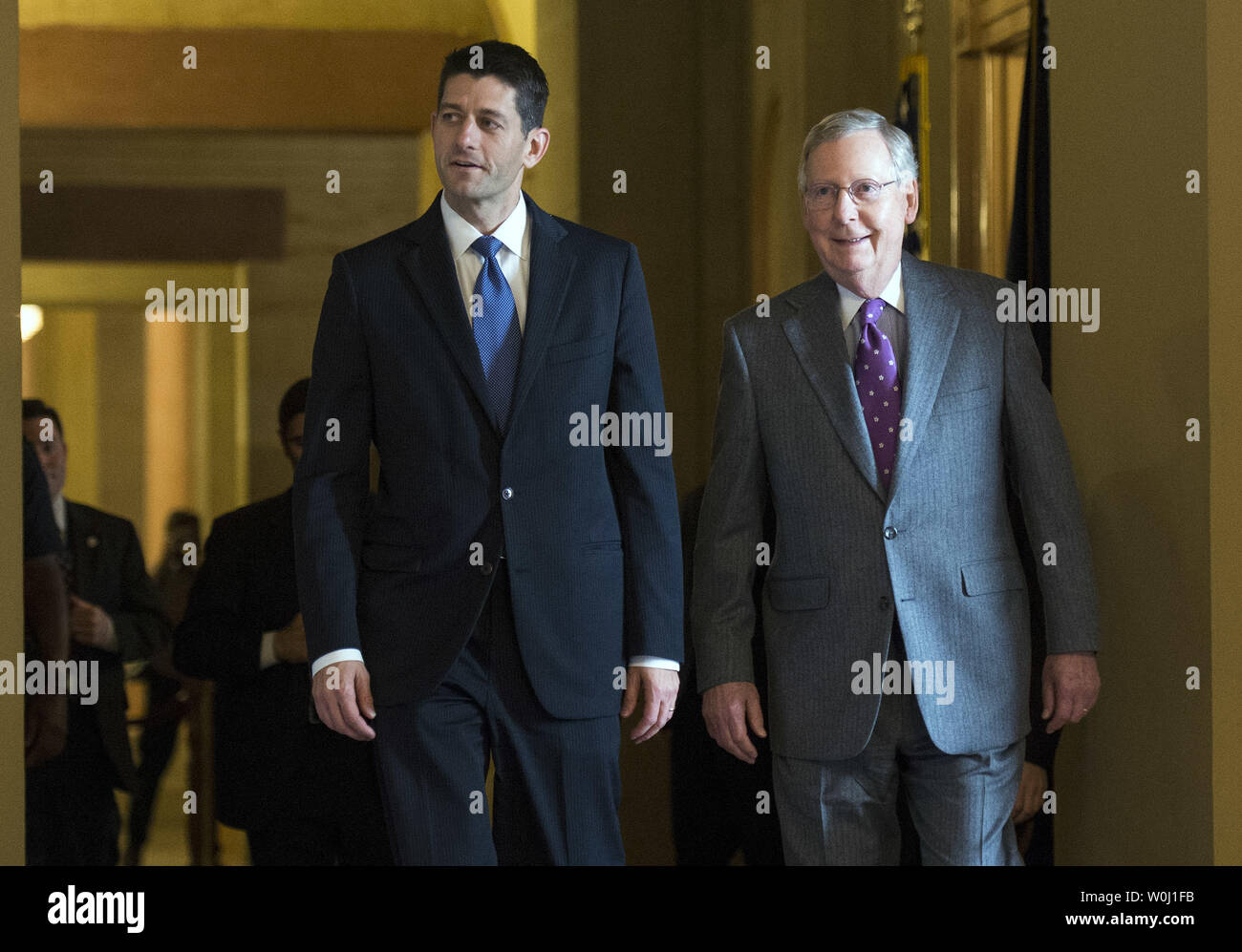 Sprecher des Hauses Paul Ryan (R-WI) (L) und der Mehrheitsführer im Senat, Mitch McConnell (R-KY) zu Fuß zu einem Senat republikanischen Imbiss auf dem Capitol Hill in Washington, D.C. am 3. November 2015. Foto von Kevin Dietsch/UPI Stockfoto