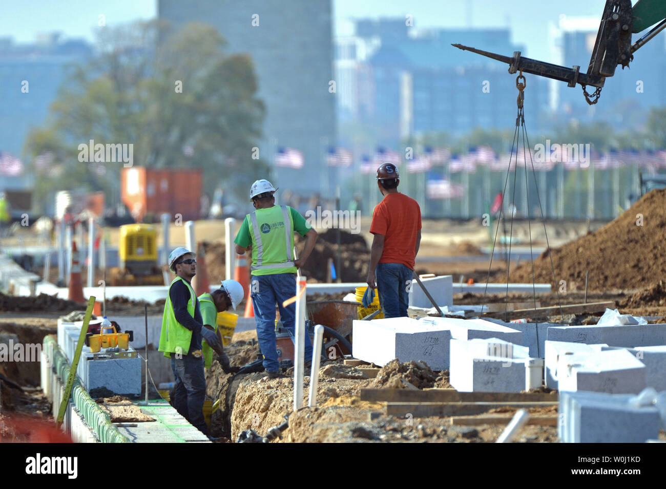 Arbeiter arbeiten an einer Baustelle auf der National Mall in Washington, D.C. onNovember 6, 2015. Das Arbeitsministerium berichtet, dass 271 000 Arbeitsplätze im Oktober hinzugefügt wurden, bis zum September um 137.000 Arbeitsplätze. Die Arbeitslosigkeit blieb mit 5 Prozent, ab September unverändert. Foto von Kevin Dietsch Stockfoto