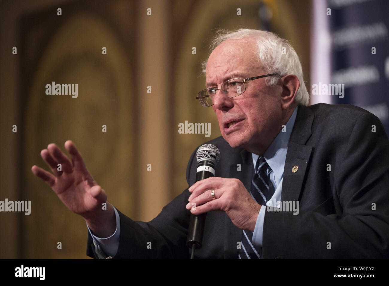 Präsidentschaftskandidaten Senator Bernie Sanders (I-VT) spricht über den demokratischen Sozialismus und seine Presidential Agenda an der Georgetown University in Washington, D.C. am 19. November 2015 erläutern. Sanders sprach über die Stärkung der Mittelschicht und seine Ideen zur Bekämpfung der Islamischen Staat skizzieren. Foto von Kevin Dietsch/UPI Stockfoto