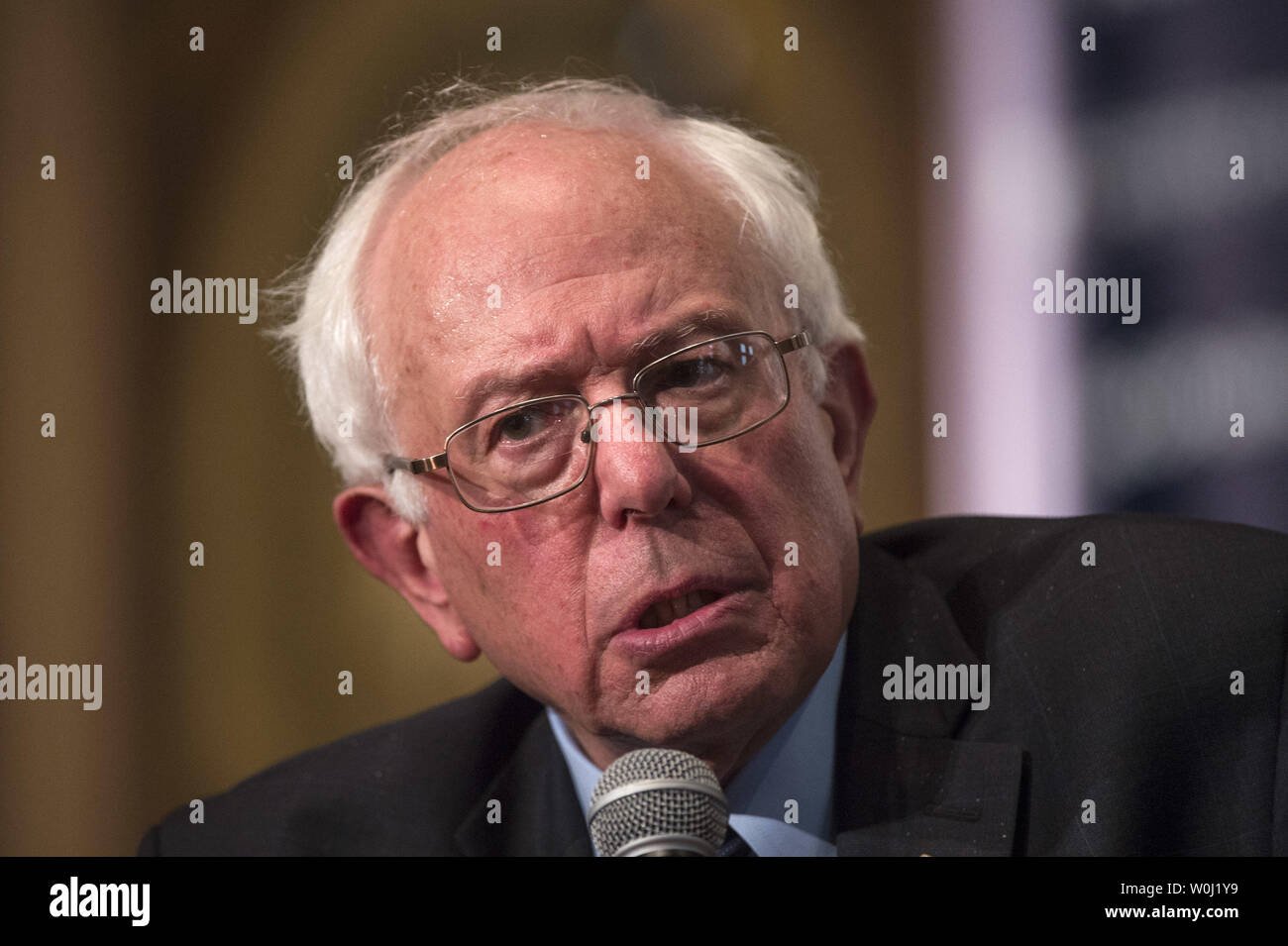 Präsidentschaftskandidaten Senator Bernie Sanders (I-VT) spricht über den demokratischen Sozialismus und seine Presidential Agenda an der Georgetown University in Washington, D.C. am 19. November 2015 erläutern. Sanders sprach über die Stärkung der Mittelschicht und seine Ideen zur Bekämpfung der Islamischen Staat skizzieren. Foto von Kevin Dietsch/UPI Stockfoto
