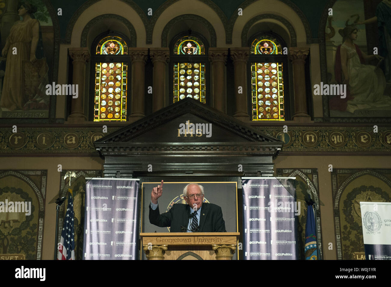 Präsidentschaftskandidaten Senator Bernie Sanders (I-VT) spricht über den demokratischen Sozialismus und seine Presidential Agenda an der Georgetown University in Washington, D.C. am 19. November 2015 erläutern. Sanders sprach über die Stärkung der Mittelschicht und seine Ideen zur Bekämpfung der Islamischen Staat skizzieren. Foto von Kevin Dietsch/UPI Stockfoto