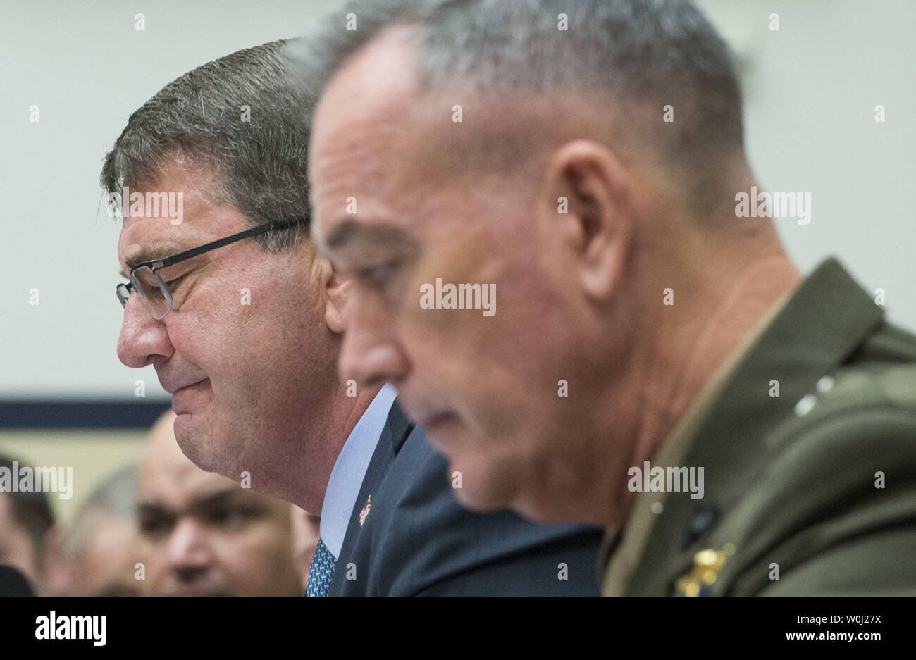 Verteidigungsminister Ashton Carter (L) und Vorsitzende des Generalstabs General Joseph F. Dunford, Jr., USMC, Zeugen während eines House Armed Services Committee Hearing über die US-Strategie für Syrien und Irak und seine Auswirkungen auf die Region, auf dem Capitol Hill in Washington, D.C. am 1. Dezember 2015. Foto von Kevin Dietsch/UPI. Stockfoto