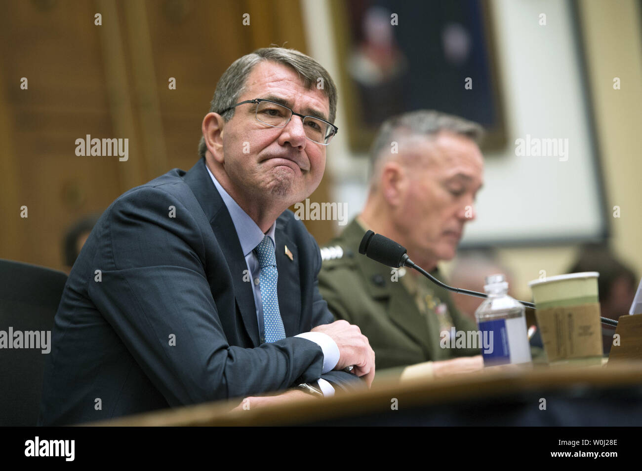 Verteidigungsminister Ashton Carter (L) und Vorsitzende des Generalstabs General Joseph F. Dunford, Jr., USMC, Zeugen während eines House Armed Services Committee Hearing über die US-Strategie für Syrien und Irak und seine Auswirkungen auf die Region, auf dem Capitol Hill in Washington, D.C. am 1. Dezember 2015. Foto von Kevin Dietsch/UPI. Stockfoto