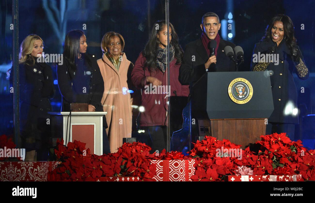 Us-Präsident Barack Obama begrüßt die Gäste beim kommt er mit Familienmitgliedern (L-R) Töchter Malia und Sasha, Schwiegermutter Marian Robinson und der First Lady Michelle Obama (R) als MC Reese Witherspoon (L) hört, während der National Christmas Tree Beleuchtung auf der Ellipse, 3. Dezember 2015, in Washington, DC. Die Beleuchtung der Auftakt der Saison von Festlichkeiten in der Hauptstadt. Foto von Mike Theiler/UPI Stockfoto