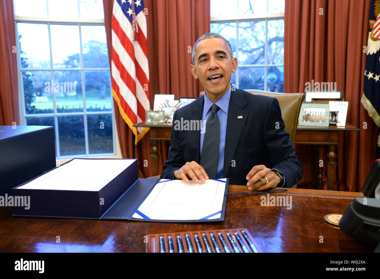Us-Präsident Barack Obama unterzeichnet ein $ 1,15 Billionen ende Steuerpaket (Links) im Oval Office des Weißen Hauses in Washington, DC am 18. Dezember 2015. Die große Rechnung wurde vom Kongress früh am Tag genehmigt, und es enthält auch Steuererleichterungen für Unternehmen und Bürger mit niedrigem Einkommen. Foto von Pat Benic/UPI Stockfoto
