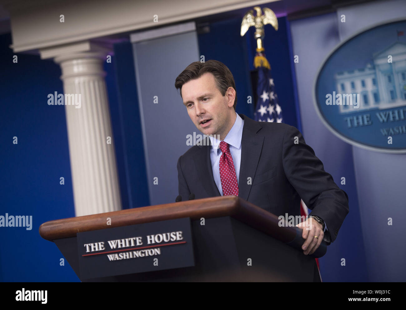 Pressesprecher des Weißen Hauses, Josh Ernst hält den täglichen Pressekonferenz im Weißen Haus am 4. Januar 2016. Foto von Kevin Dietsch/UPI Stockfoto