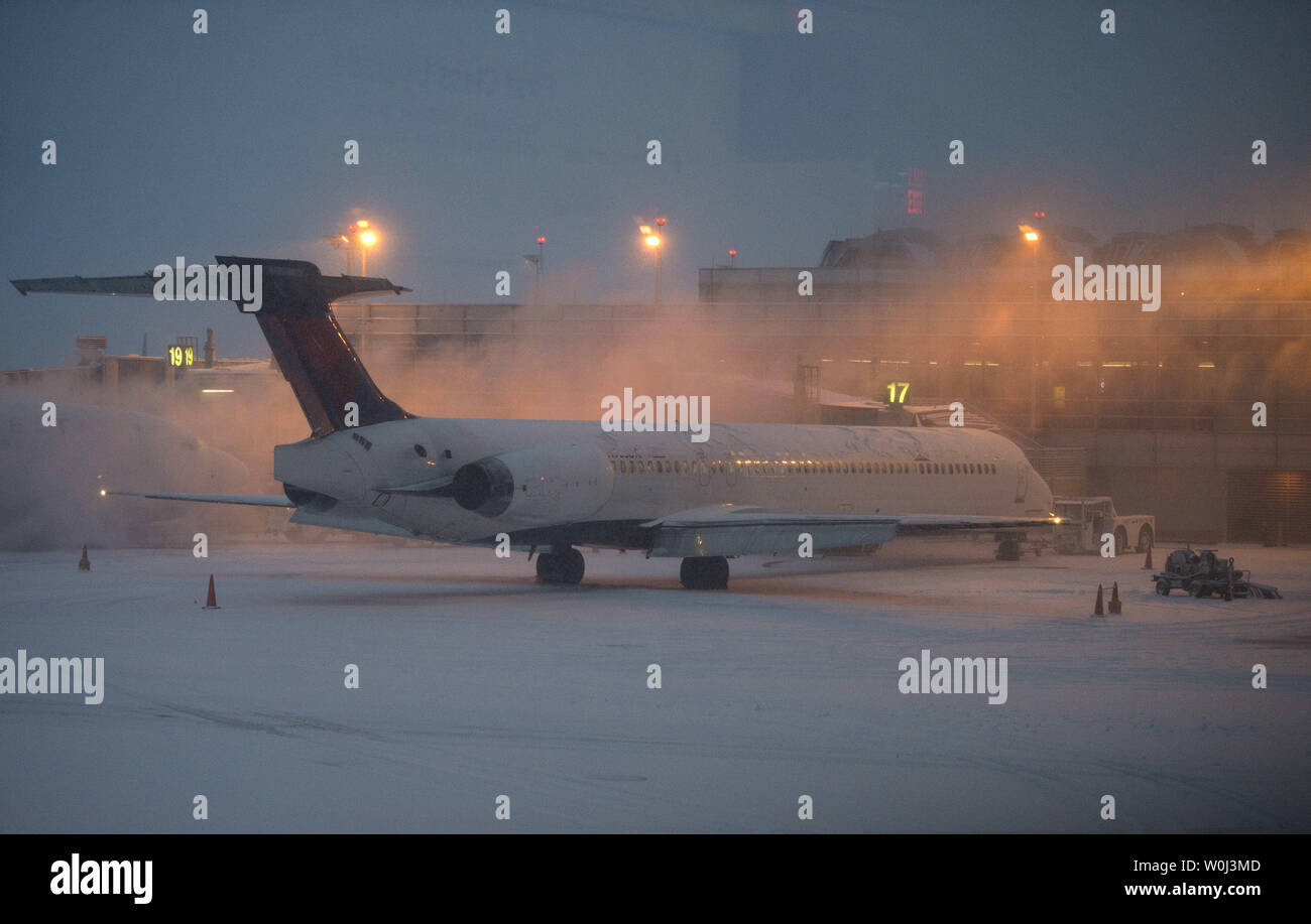 Ein Flugzeug wartet zu Enteisenden wie Schnee an der Washington National Airport am 22. Januar 2016 fällt. Die Ostküste ist die Vorbereitung auf einen Blizzard, die voraussichtlich 20 bis 30 Zoll über Nacht zu entleeren. Foto von Kevin Dietsch/UPI Stockfoto
