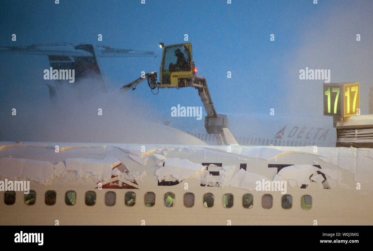Ein Flugzeug enteist wie Schnee an der Washington National Airport am 22. Januar 2016 fällt. Die Ostküste ist die Vorbereitung für eine große Blizzard, die voraussichtlich 20 bis 30 Zoll über Nacht zu entleeren. Foto von Kevin Dietsch/UPI Stockfoto