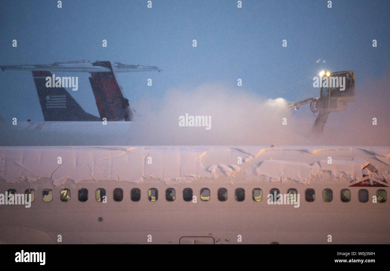 Ein Flugzeug enteist wie Schnee an der Washington National Airport am 22. Januar 2016 fällt. Die Ostküste ist die Vorbereitung für eine große Blizzard, die voraussichtlich 20 bis 30 Zoll über Nacht zu entleeren. Foto von Kevin Dietsch/UPI Stockfoto