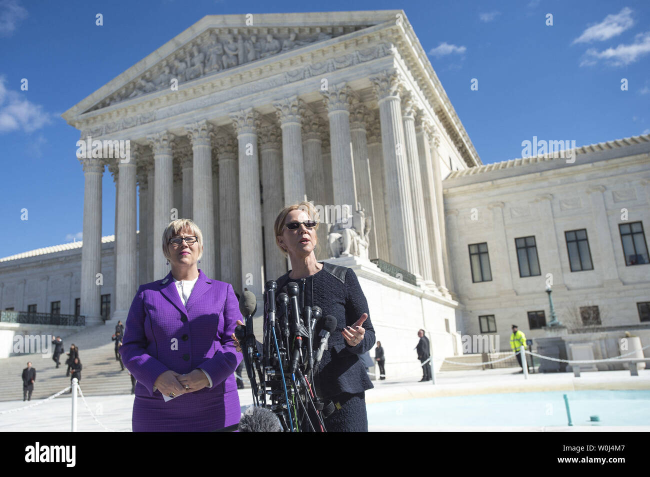 Leitung Zivilkläger Amy Hagstrom Miller (L), Geschäftsführer der gesamten Gesundheit der Frau, und Nancy Northup, CEO von Zentrum für reproduktive Rechte, sprechen mit den Medien nachdem das Oberste Gericht hörte, Argumente in der Gesundheit der ganzen Frau v. Hellerstedt Fall am Supreme Court in Washington D.C. am 2. März 2016. Der Fall, der Fall wird die Rechtmäßigkeit einer Texas Gesetz 2013, dass die Kläger sagen schränkt die verfassungsmäßige Recht der Frau eine Schwangerschaft zu beenden, indem sie eine "unzumutbare Belastung" zu entscheiden. Foto von Kevin Dietsch/UPI Stockfoto