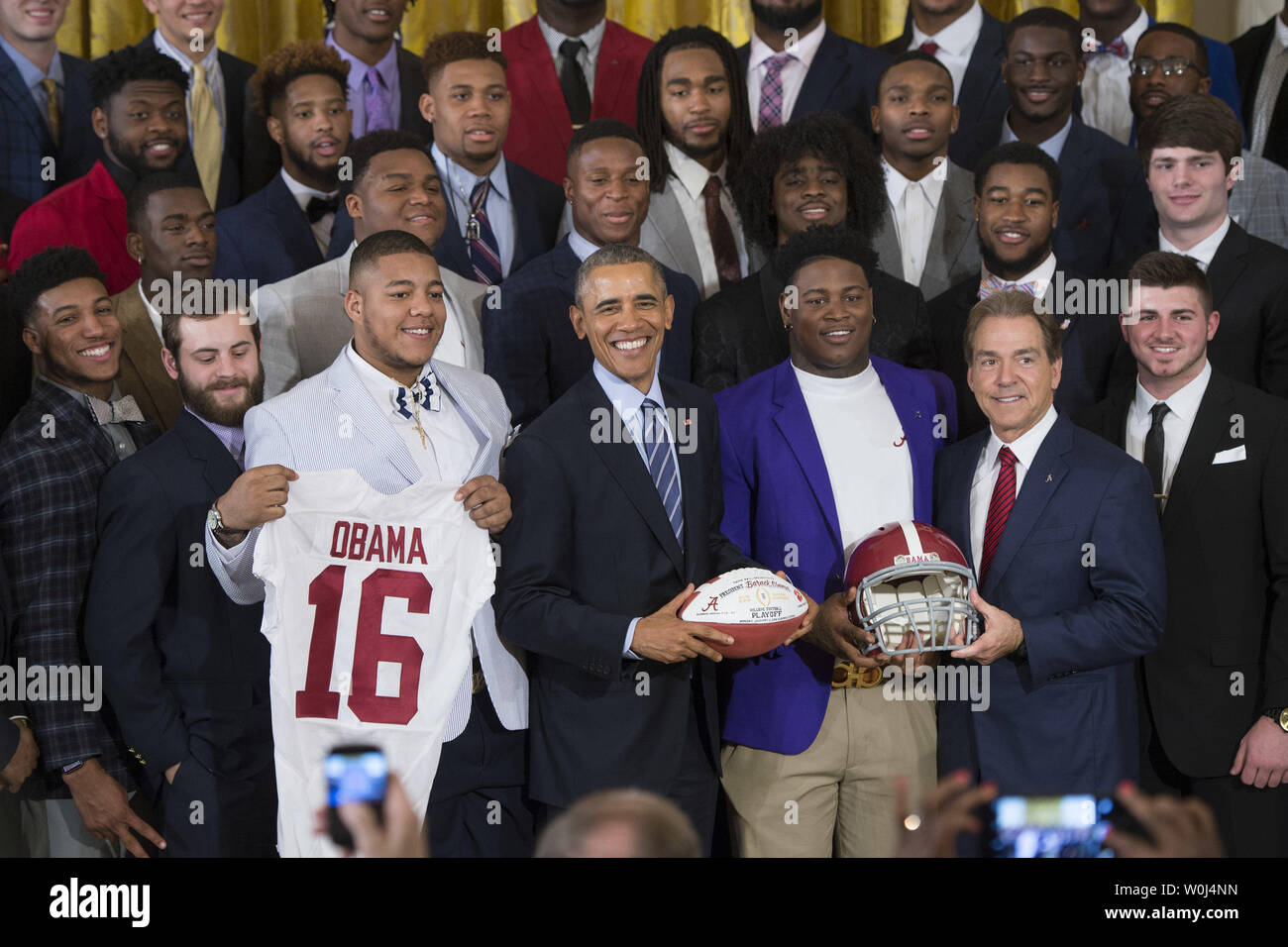 Präsident Barack Obama wirft mit der Universität von Alabama Football Team während einer Veranstaltung, wo Obama die 2015-2016 College Football Endspiel nationaler Meister Alabama Crimson Tide, im Osten Zimmer im Weißen Haus in Washington, D.C. am 2. März 2016 geehrt. Foto von Kevin Dietsch/UPI Stockfoto
