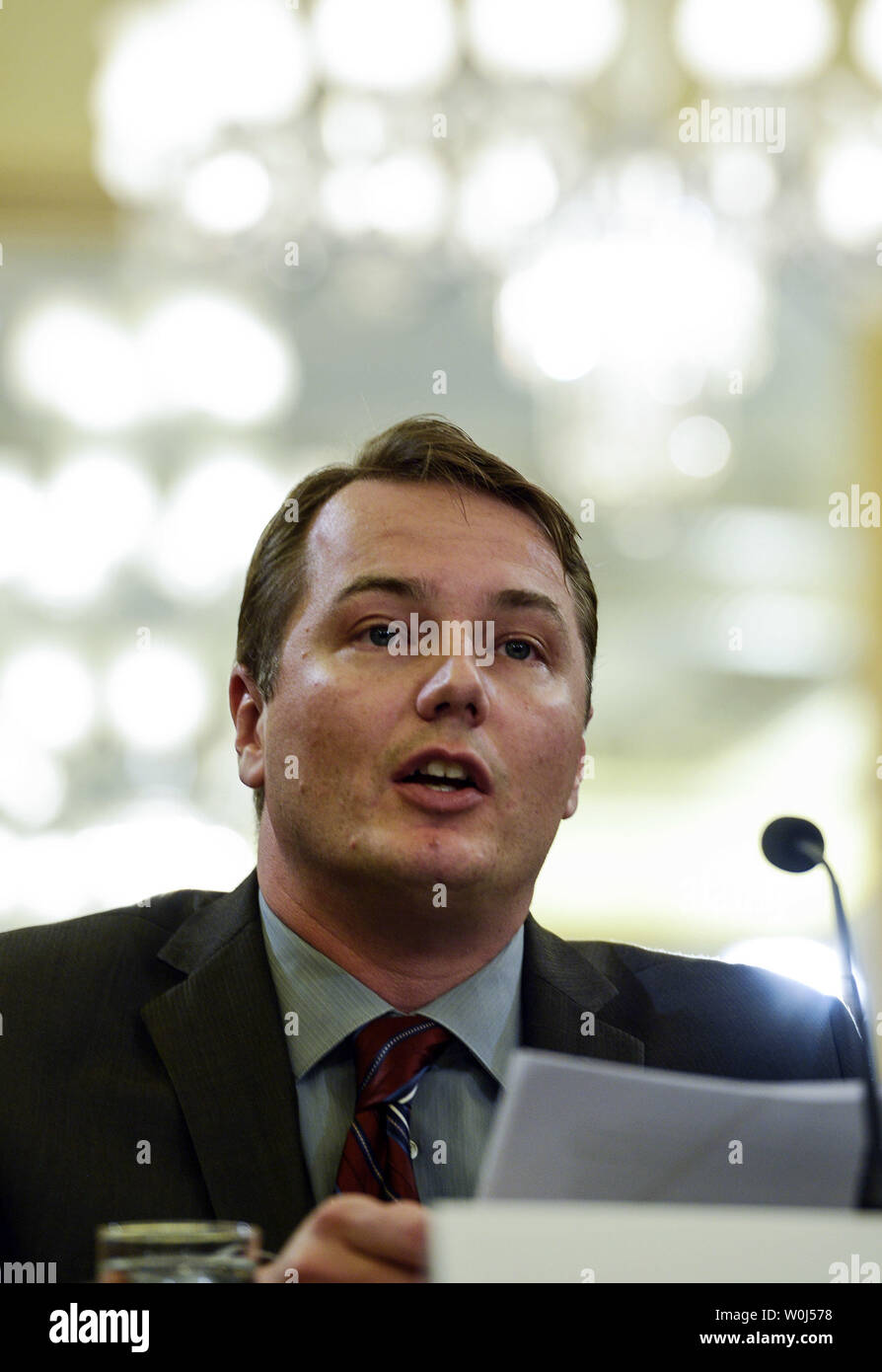 Chris Urmson, Direktor von Selbst - die Autos fahren bei Google X, bezeugt während der "Hands-off: Die Zukunft der Self-Driving Autos" Anhörung im Russell Senate Gebäude am 15. März 2016 in Washington, DC. Themen wie Sicherheit, Preis, und Terrorismus sind Faktoren, bevor Sie selbst zu fahren Autos auf den Markt zu bringen. Foto von Leigh Vogel/UPI Stockfoto