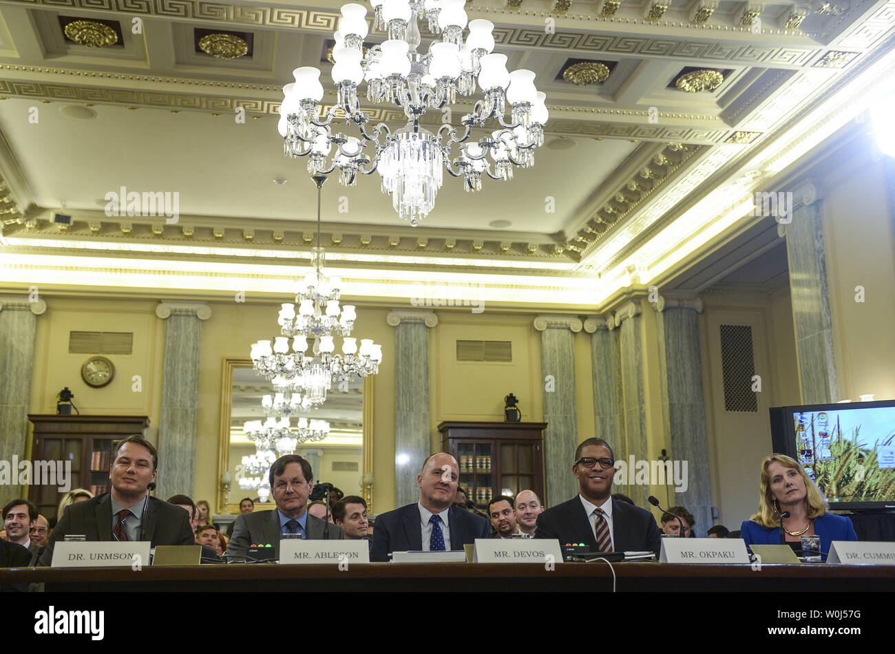 Chris Urmson, Direktor von Selbst - die Autos fahren bei Google X; Mike Abelson, Vice President für Program Management bei General Motors; Glen DeVos, Vice President Global Engineering- und Dienstleistungen, Elektronik und Sicherheit für Delphi Automotive; Joseph Okpaku, Vizepräsident der Regierung Beziehungen für. Lyft; und Maria 'Missy' Louise Cummings, Direktor des Duke University. Menschen und Autonomie Lab und Herzog Robotik, Zeugen während der "Hands-off: Die Zukunft der Self-Driving Autos" Anhörung im Russell Senate Gebäude am 15. März 2016 in Washington, DC. Themen wie Sicherheit, Preis und Terrorismus f Stockfoto