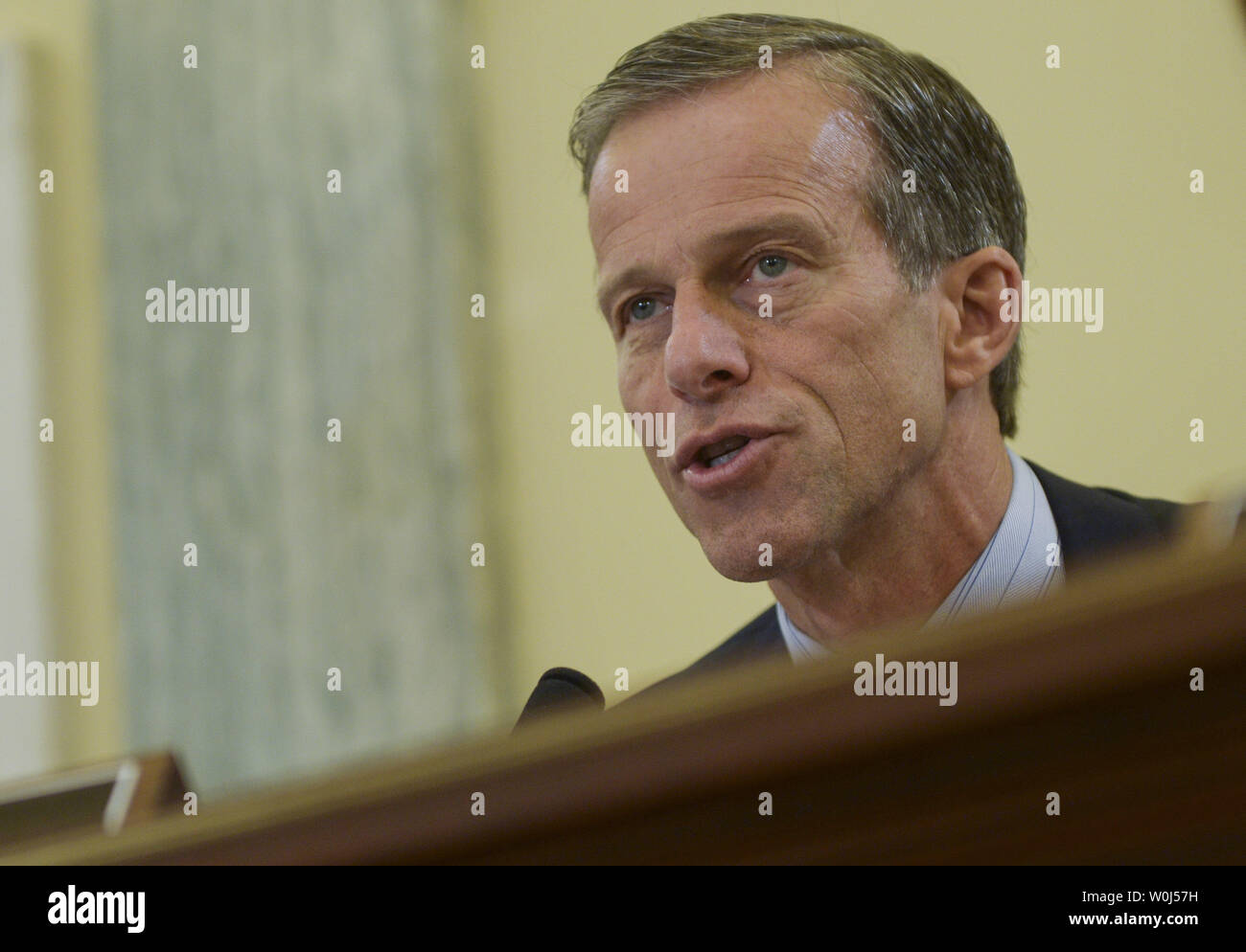 South Dakota State Senator John Thune spricht während der "Hands-off: Die Zukunft der Self-Driving Autos" Anhörung im Russell Senate Gebäude am 15. März 2016 in Washington, DC. Themen wie Sicherheit, Preis, und Terrorismus sind Faktoren, bevor Sie selbst angesprochen werden - fahren Autos auf den Markt zu bringen. Foto von Leigh Vogel/UPI Stockfoto