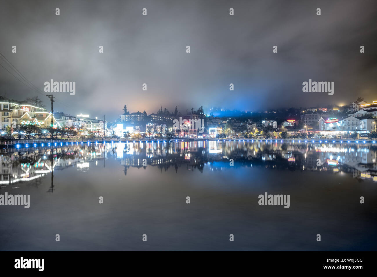 Sapa, Vietnam: 07.September 2017: Blickpunkt Stadt Beleuchtung Dekoration in der Lagune Nebel in der Nacht Stockfoto