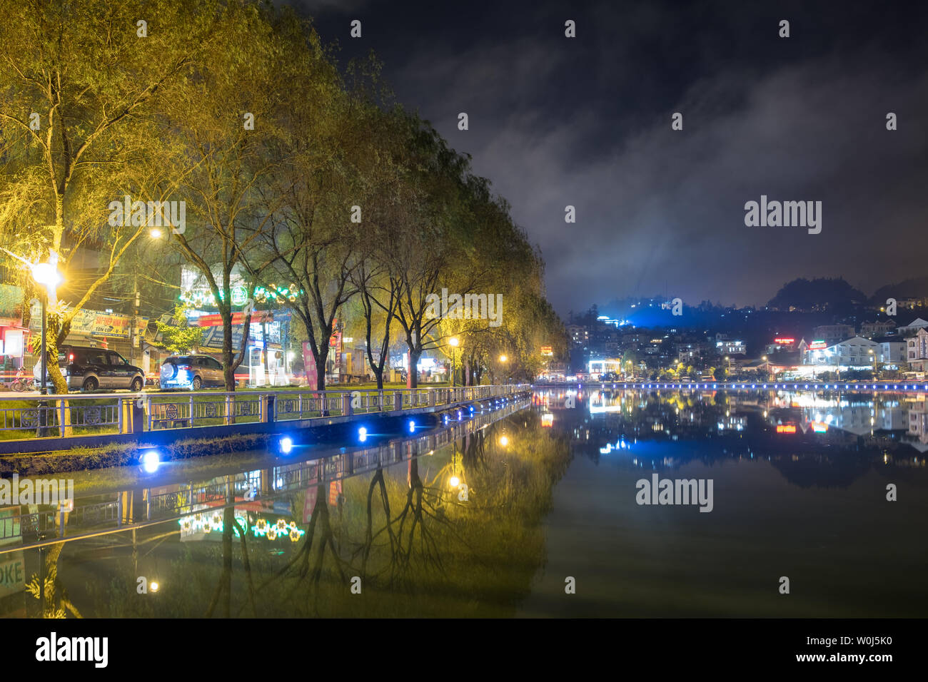 Sapa, Vietnam: 07.September 2017: Blickpunkt Lagune dekoriert schöne Lichter mit Weiden Baum in Wellington City, Vietnam Stockfoto
