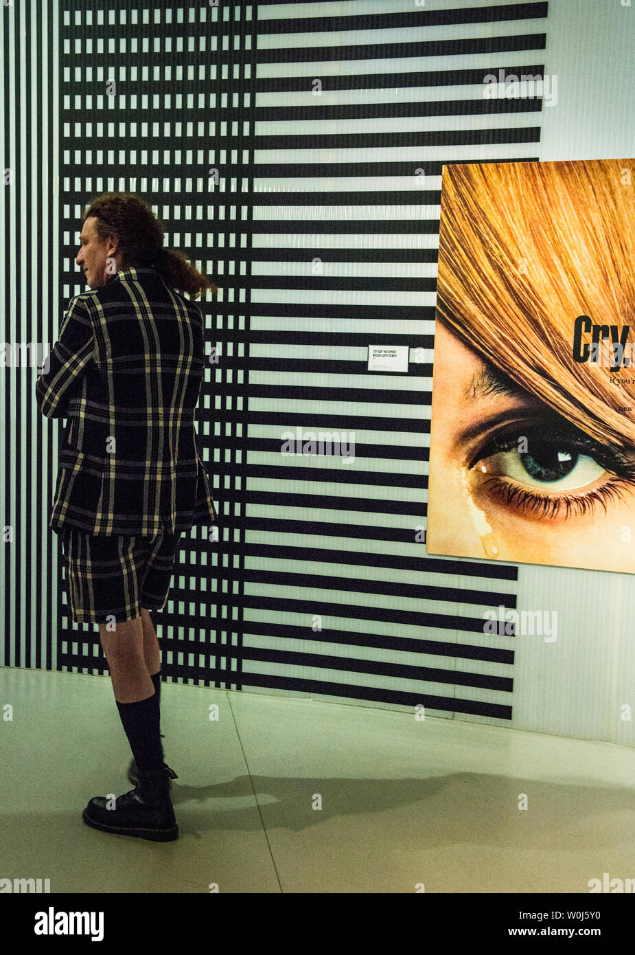 Mann eingecheckt Klage in der Galerie für Moderne Kunst Stockfoto
