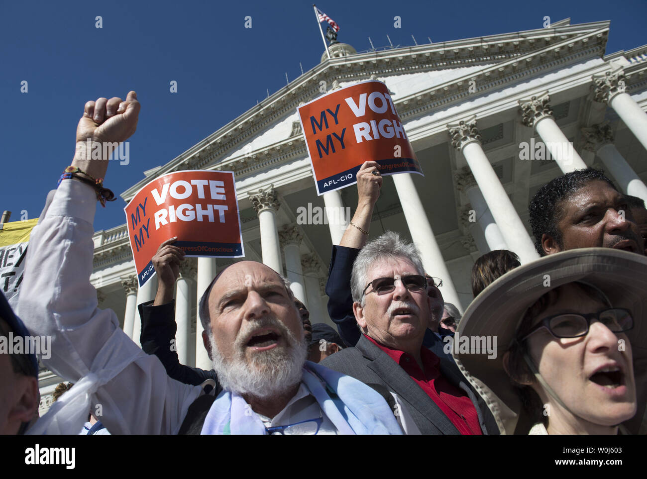 Die demonstranten Kundgebung auf dem US Capitol Gebäude, wie sie für Campaign finance Reform und Restauration des Voting Rights Act Rallye, in Washington, DC, am 18. April 2016. Die Veranstaltung, die von der Gruppe der Demokratie Erwachen genannt Bürger wehren gegen business as usual in Washington, D.C. gehalten, 'Foto von Kevin Dietsch/UPI Stockfoto