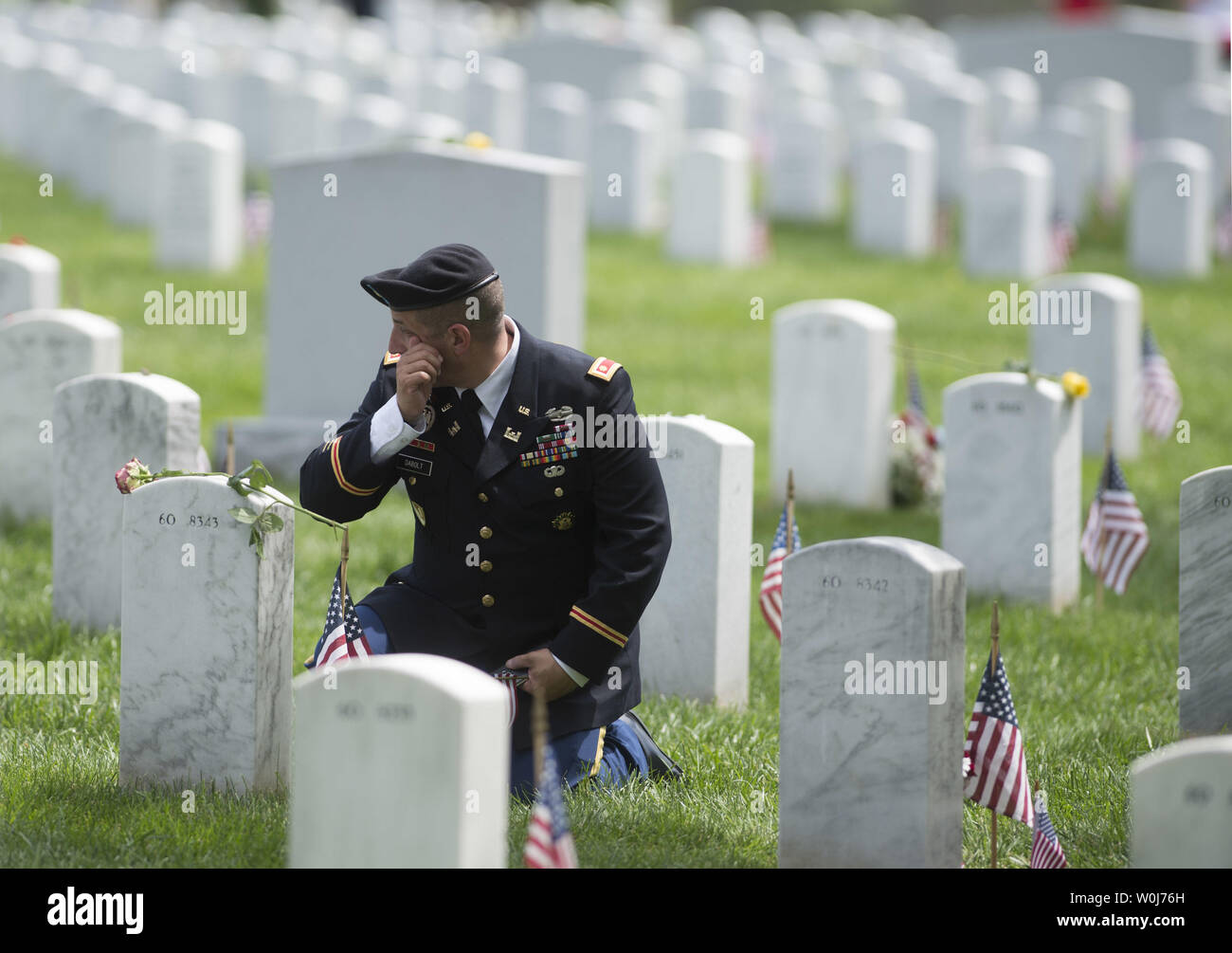 Armee Maj. John Dabolt trauert am Grab von Army Staff Sgt. Gavin Reinke auf dem Arlington National Cemetery am Memorial Day in Arlington, Virginia, 30. Mai 2016. Foto von Kevin Dietsch/UPI Stockfoto