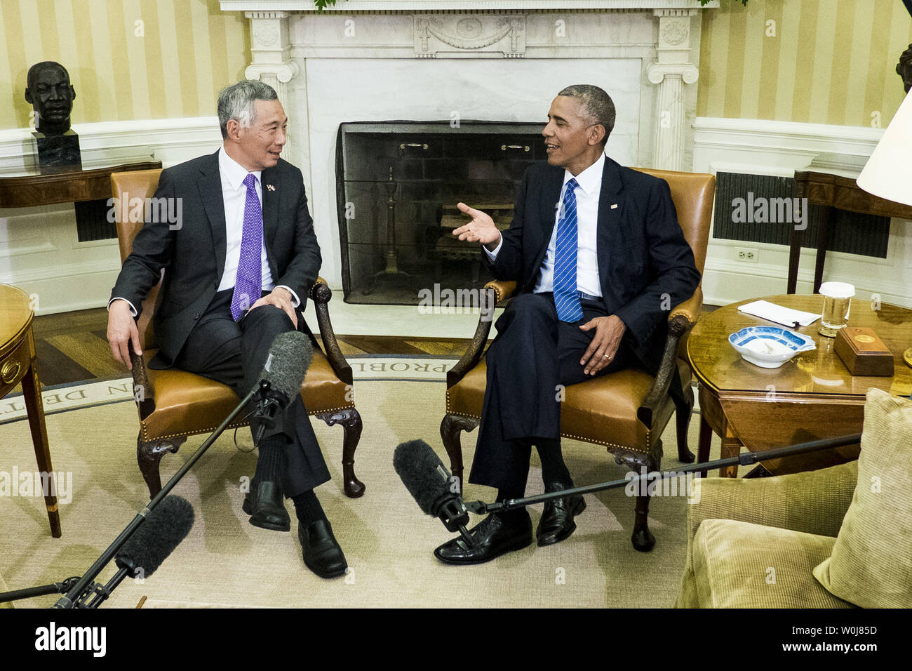 Premierminister von Singapur, Lee Hsien Loong und Treffen im Oval Office nach einem Zustand Begrüßungszeremonie auf dem Rasen des Weißen Hauses am 2. August 2016 in Washington, DC. Der offizielle Besuch umfasst ein Abendessen. Foto von Pete Marovich/UPI Stockfoto