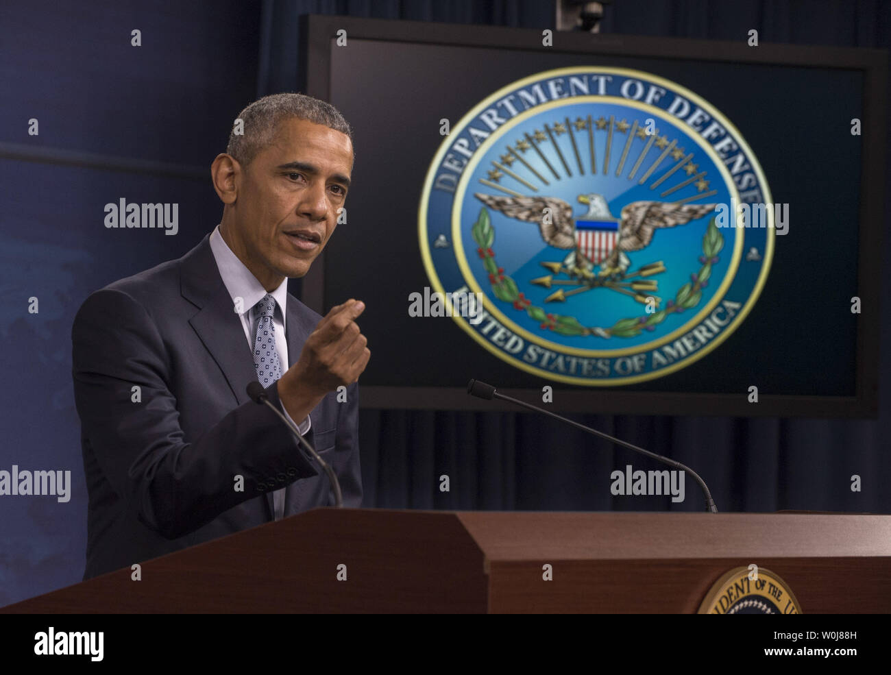 Präsident Barack Obama Antworten eine Frage auf einer Pressekonferenz im Pentagon in Arlington, Virginia, am 4. August 2016. Obama diskutiert die militärische Erfolge gegen ISIS, aber auch unter Hinweis auf die bestehende terroristische Bedrohung. Foto von Pat Benic/UPI Stockfoto