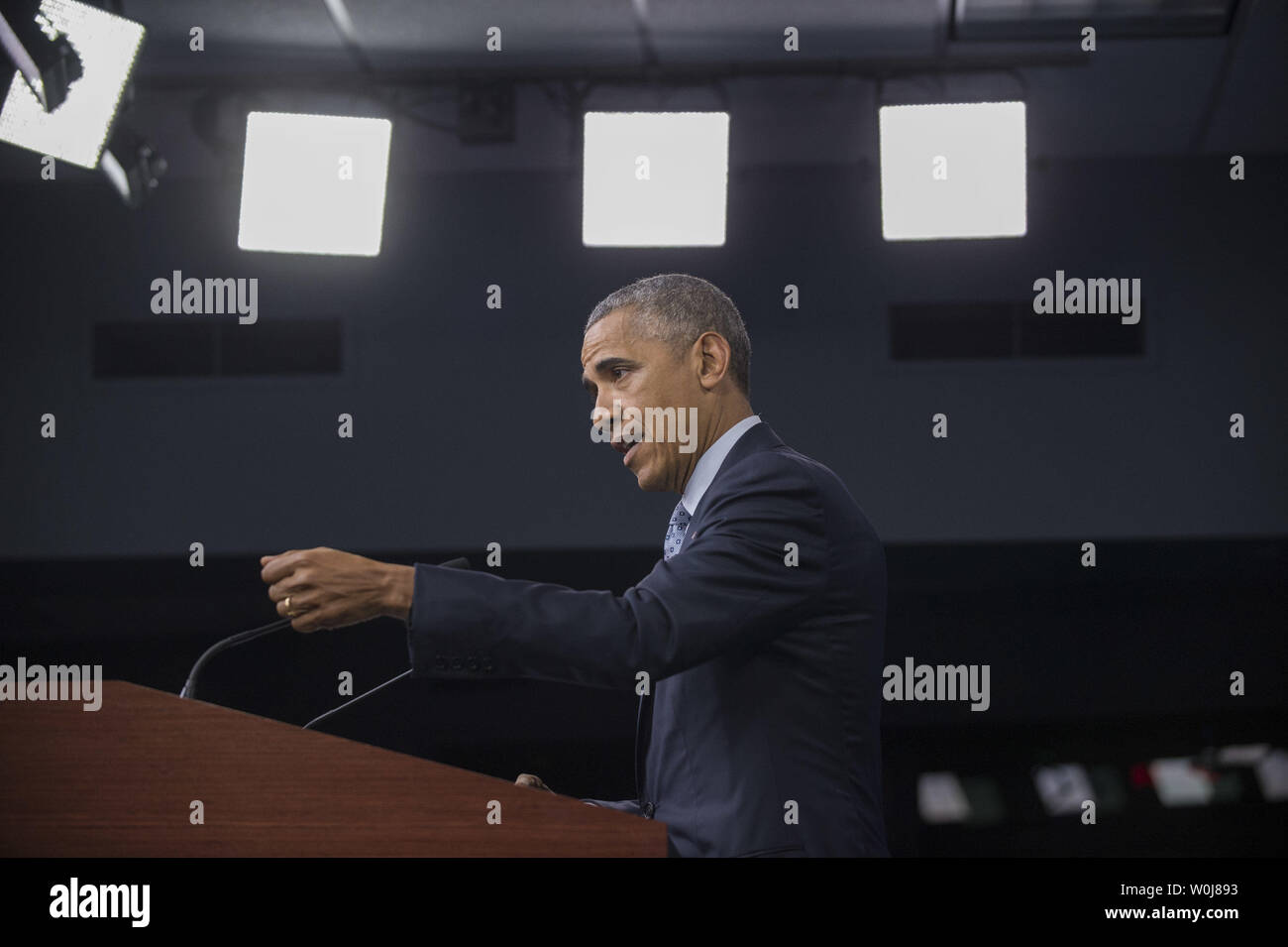 Präsident Barack Obama Antworten eine Frage auf einer Pressekonferenz im Pentagon in Arlington, Virginia, am 4. August 2016. Obama diskutiert die militärische Erfolge gegen ISIS, aber auch unter Hinweis auf die bestehende terroristische Bedrohung. Foto von Pat Benic/UPI Stockfoto