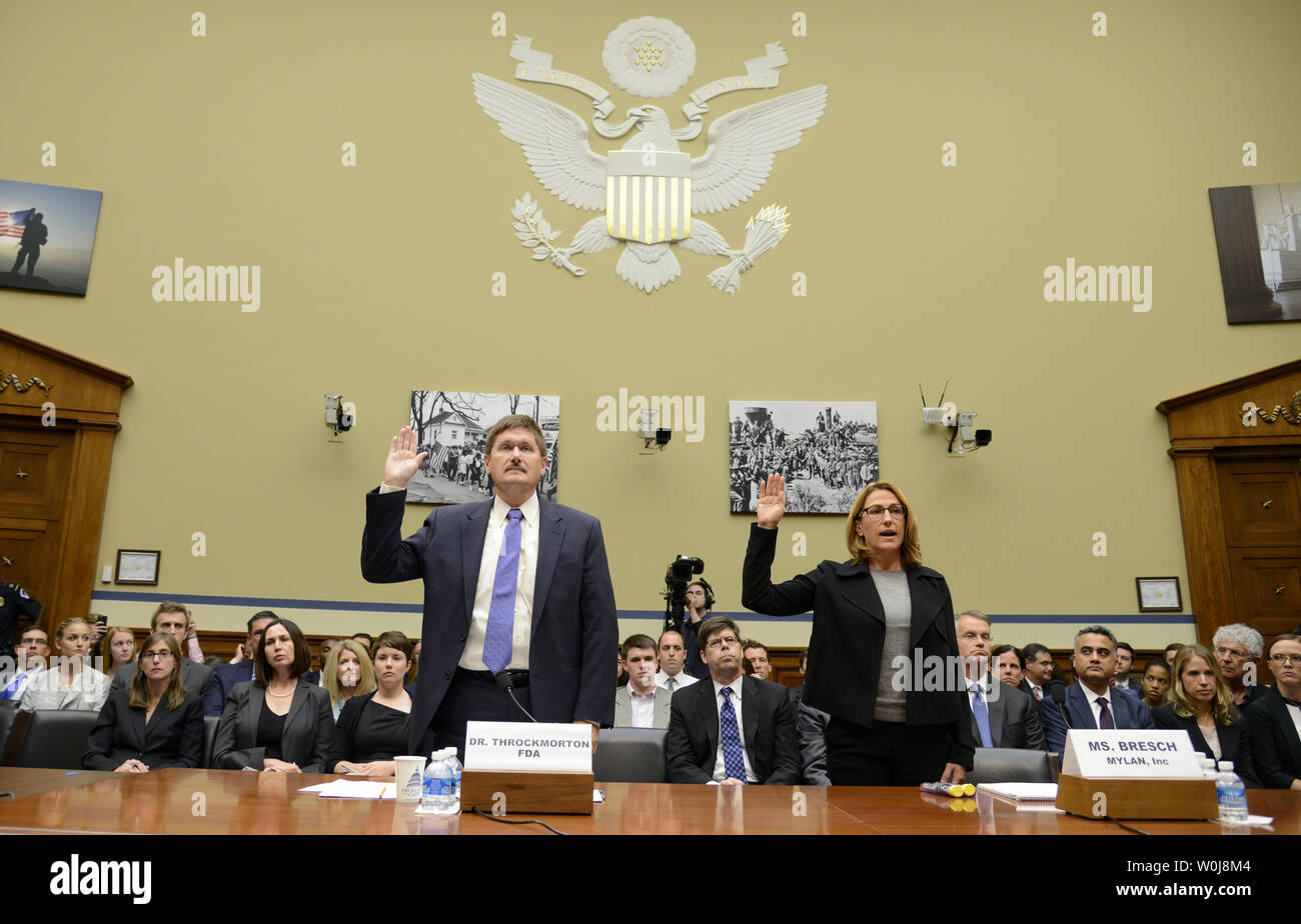 Der FDA-Zentrum für Drug Evaluation und Forschung Stellvertretender Direktor Doug Throckmorton (L) und Mylan Inc. CEO Heather Bresch sind vor dem vor dem Haus Aufsicht und Regierung Reform Committee, auf dem Capitol Hill in Washington, DC, 21. September 2016 vereidigt. Der Ausschuss untersucht die Myan emporschnellende Preiserhöhung des Lebens - die rettende Kinder Allergie Medizin. Foto von Mike Theiler/UPI Stockfoto