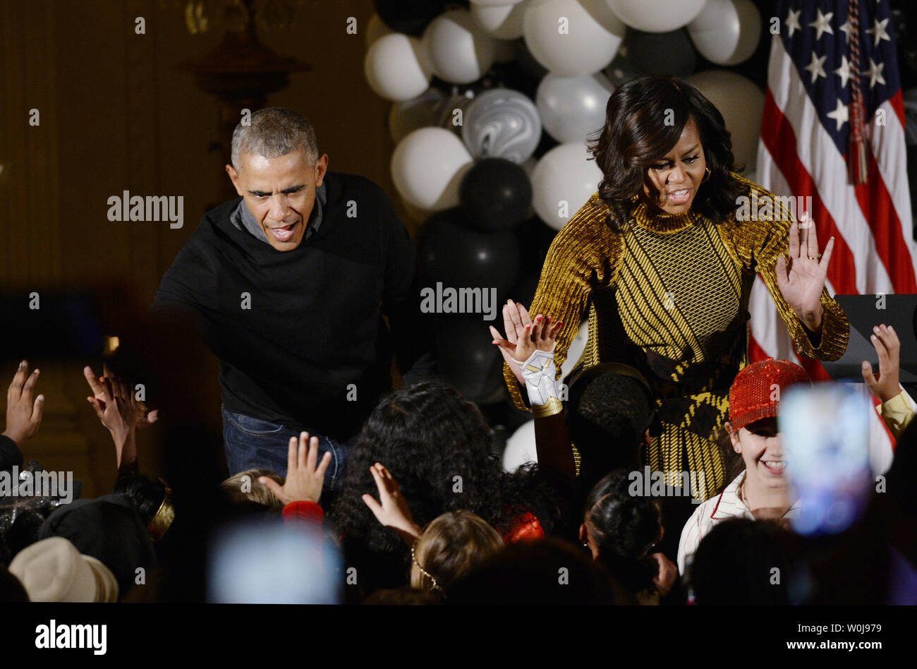 Präsident Barack Obama und der First Lady Michelle Obama prüfen Hände mit Kinder während ein Halloween Event im East Room des Weißen Hauses Oktober 31, 2016 in Washington, DC. Die ersten paar Hosted lokale Kinder und Kinder der militärischen Familien für Trick-or-Treaten im Weißen Haus. Foto von Olivier Douliery/UPI Stockfoto