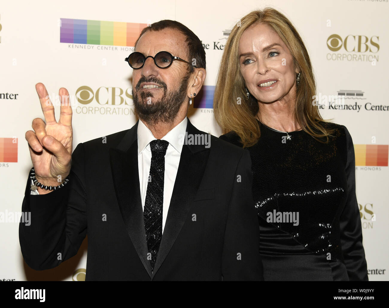 Ehemalige Beatle Ringo Starr gibt das Friedenszeichen zu Fotografen wie