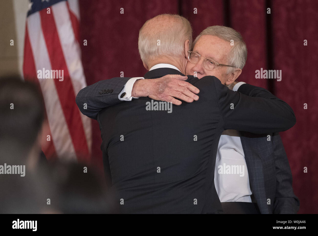 Vizepräsident Joe Biden Umarmungen Senat-Minorität-Führer Senator Harry Reid (D-NV) bei seinem Portrait Enthüllung auf dem Capitol Hill in Washington, D.C. am 8. Dezember 2016. Reid zieht sich am Ende dieser Sitzungsperiode des Kongresses. Foto von Kevin Dietsch/UPI Stockfoto