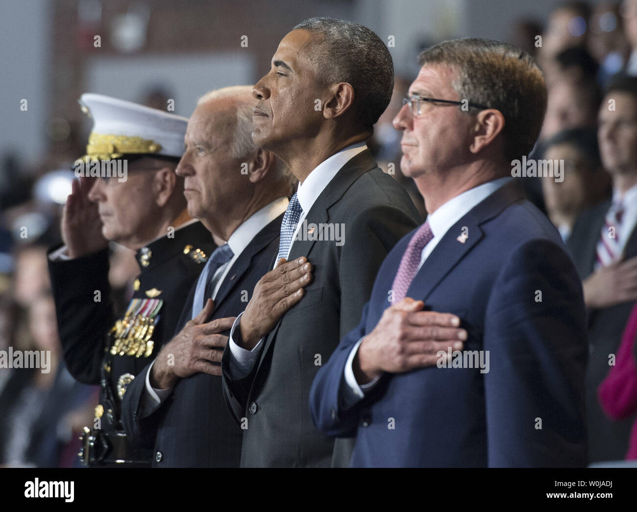 Präsident Barack Obama (2nd-R), Vizepräsident Joe Biden (2nd-L) Vorsitzende des Generalstabs, General Joseph Dunford Jr. (L) und Verteidigungsminister Ashton Carter stehen für die Nationalhymne während Präsident Obama die bewaffneten Kräfte die volle Ehre Review Abschiedszeremonie Joint Base Myers-Henderson Hall, in Virginia am 4. Januar 2017. Die fünf Klammern des Militärs Präsident und Vizepräsident für ihre Arbeit geehrt, während Sie Ihre letzte Amtszeit abschließen. Foto von Kevin Dietsch/UPI Stockfoto