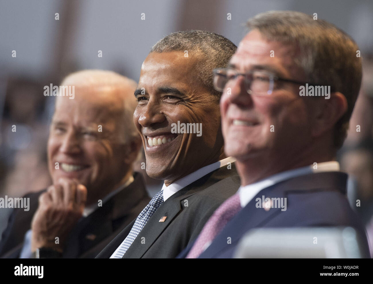 Präsident Barack Obama (R), Vizepräsident Joe Biden (C) und Vorsitzende des Generalstabs, General Joseph Dunford jr. sorgt sich die bewaffneten Kräfte die volle Ehre Review Abschiedszeremonie für Präsident Obama bei Joint Base Myers-Henderson Hall, in Virginia am 4. Januar 2017. Die fünf Klammern des Militärs Präsident und Vizepräsident für ihre Arbeit geehrt, während Sie Ihre letzte Amtszeit abschließen. Foto von Kevin Dietsch/UPI Stockfoto