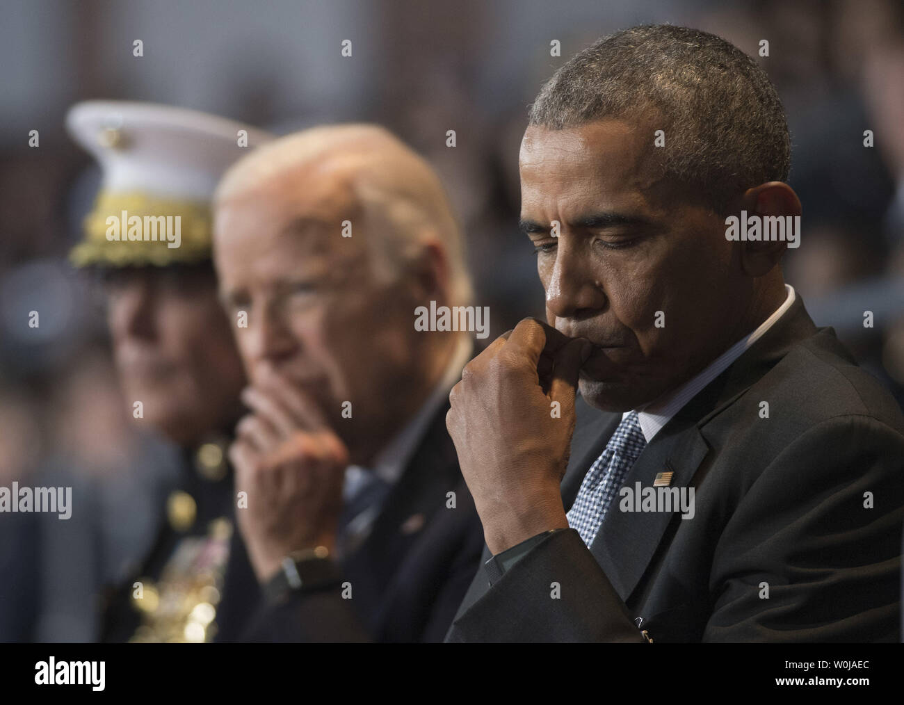 Präsident Barack Obama (R), Vizepräsident Joe Biden (C) und Vorsitzende des Generalstabs, General Joseph Dunford jr. sorgt sich die bewaffneten Kräfte die volle Ehre Review Abschiedszeremonie für Präsident Obama bei Joint Base Myers-Henderson Hall, in Virginia am 4. Januar 2017. Die fünf Klammern des Militärs Präsident und Vizepräsident für ihre Arbeit geehrt, während Sie Ihre letzte Amtszeit abschließen. Foto von Kevin Dietsch/UPI Stockfoto