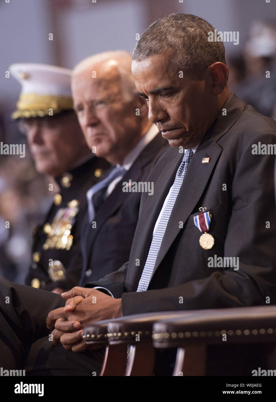 Präsident Barack Obama (R), Vizepräsident Joe Biden (C) und Vorsitzende des Generalstabs, General Joseph Dunford jr. sorgt sich die bewaffneten Kräfte die volle Ehre Review Abschiedszeremonie für Präsident Obama bei Joint Base Myers-Henderson Hall, in Virginia am 4. Januar 2017. Die fünf Klammern des Militärs Präsident und Vizepräsident für ihre Arbeit geehrt, während Sie Ihre letzte Amtszeit abschließen. Foto von Kevin Dietsch/UPI Stockfoto