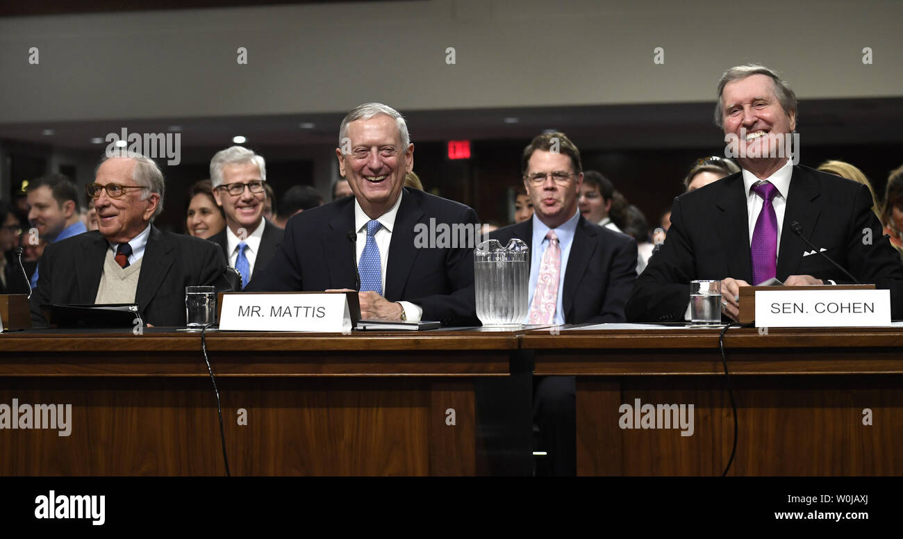 Pensionierte Gen. James Mattis, (C), nominiert Verteidigungsminister werden, genießt ein Lachen mit ehemaligen Verteidigungsminister William Cohen (R) und der ehemalige Senator Sam Nunn während seiner Anhörungen vor dem Senat Armed Services Committee, auf dem Capitol Hill, Januar 12, 2017, in Washington, DC. Mattis, ein Leben lang US Marine, benötigen einen Kongreß Befreiung zu dienen, die weniger als sieben Jahre zurückgezogen worden. Foto von Mike Theiler/UPI Stockfoto