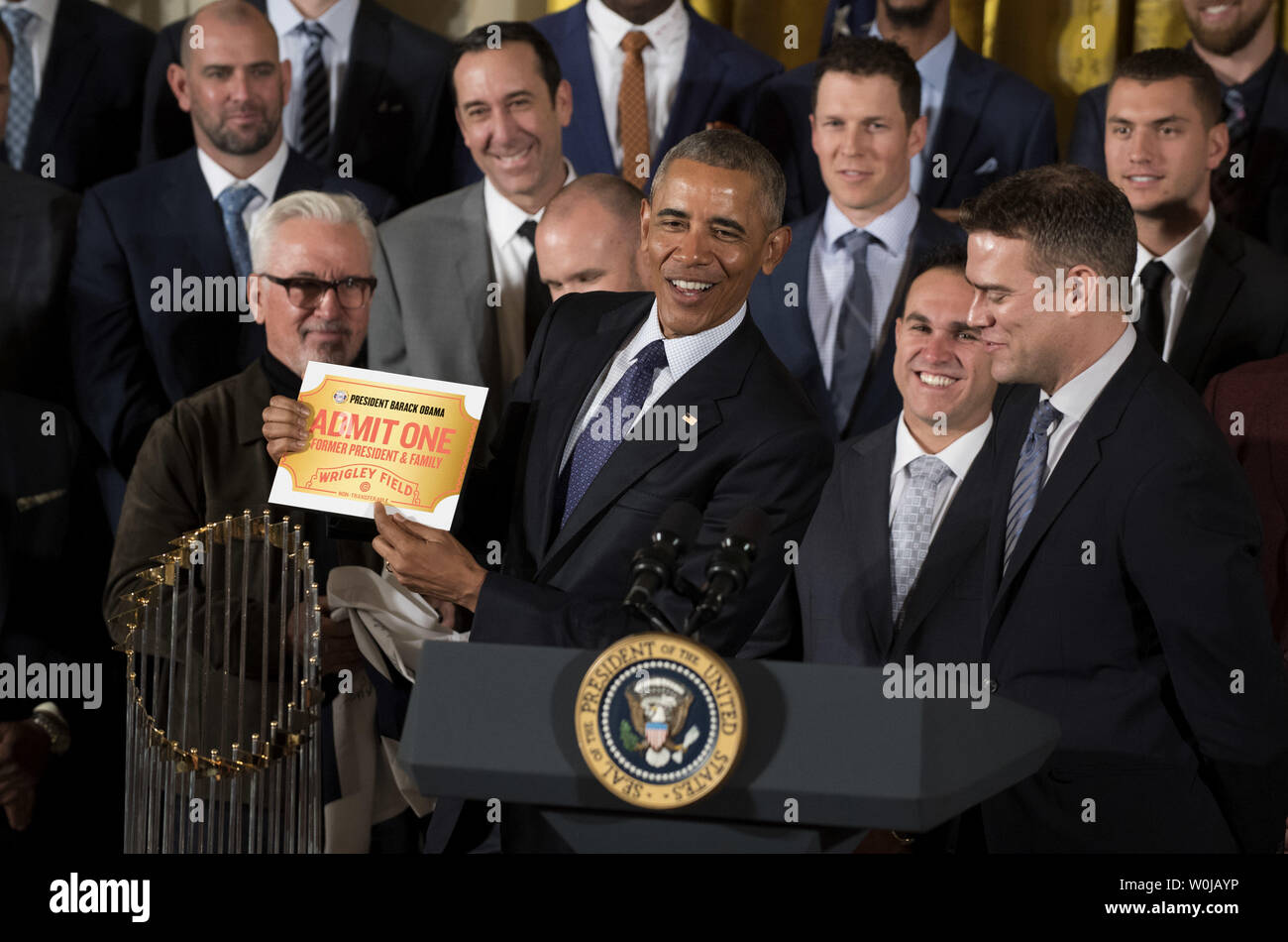 Präsident Barack Obama lächelt als er merkt, dass seine Lebenszeit Ticket an der Cub Wrigley Field ist "Nicht übertragbar" während einer Zeremonie, die Jungen im Osten Zimmer des Weißen Hauses in Washington, D.C., am 16. Januar 2017 zu Ehren. Am Recht ist jungen Präsidenten der Baseball Operations Theo Epstein. Die Jungen gewann Major League Baseball World Series im Oktober. Obama ist aus Chicago, doch ist eine weiße Sox Fan. Foto von Pat Benic/UPI Stockfoto