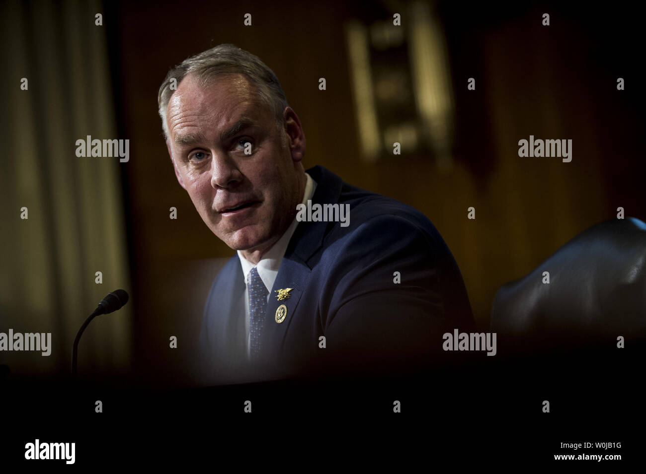 Rep. Ryan Zinke (R-MT) bezeugt vor dem Senat Ausschusses für Energie und natürliche Ressourcen während seiner Anhörung Sekretär President-Elect Donald Trump am Januar 17, 2017 in Washington. Foto von Pete Marovich/UPI Stockfoto