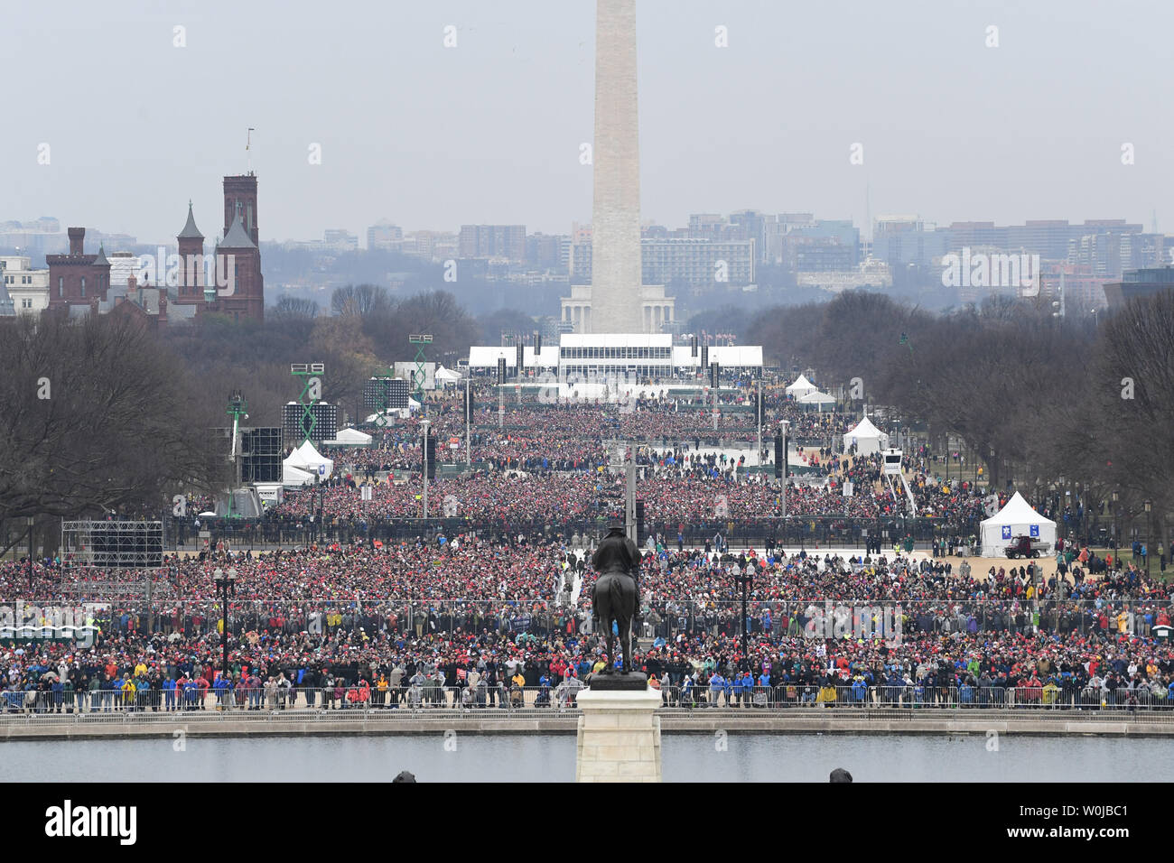 Zuschauern zu füllen, in der National Mall Zeuge der Amtseinführung von Präsident Donald Trump am 20. Januar 2017 in Washington, D.C.  Trumpf wird der 45. Präsident der Vereinigten Staaten.      Foto von Pat Benic/UPI Stockfoto