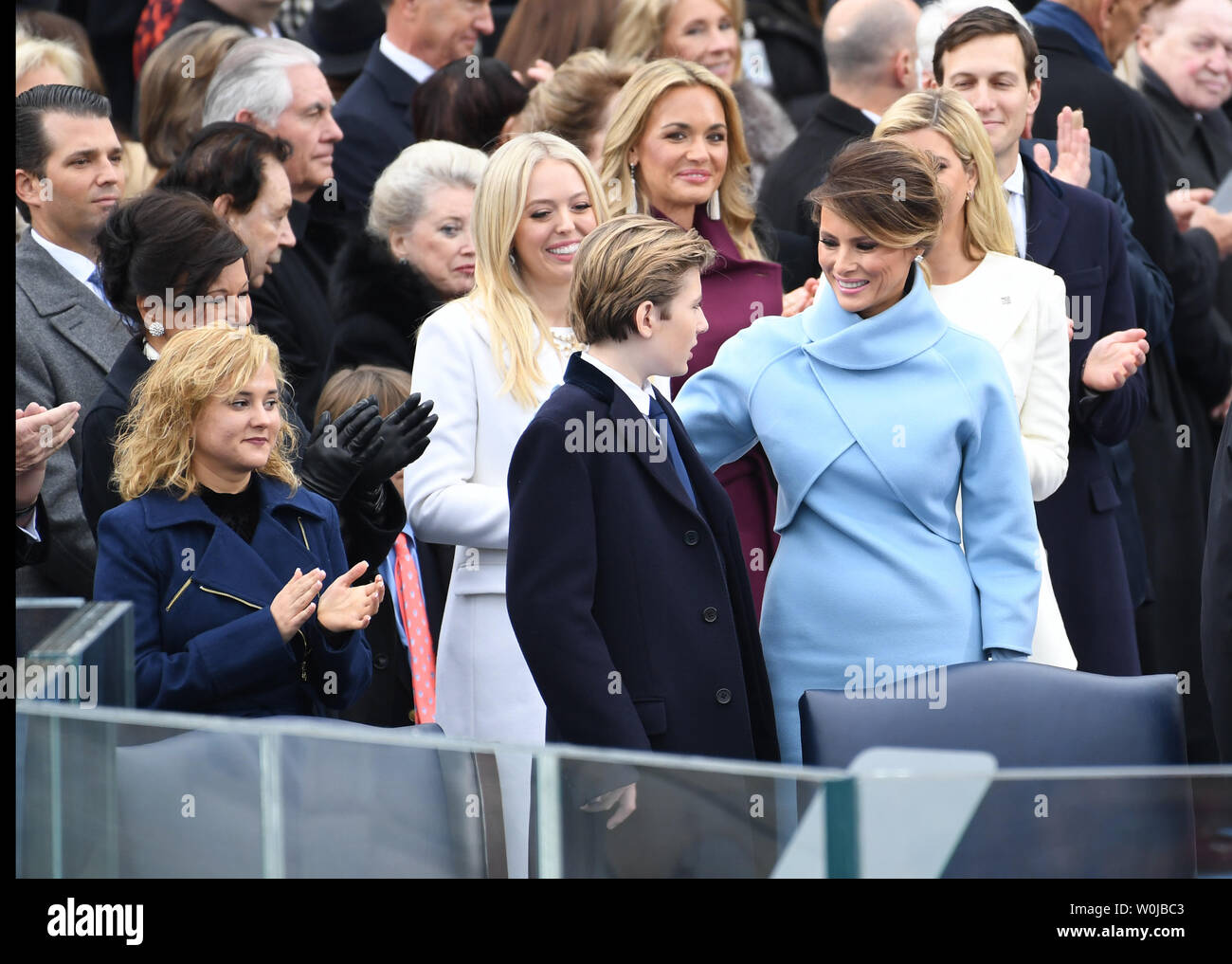 Melania Trump steht mit Trump Kinder bei der Amtseinführung von Präsident Donald Trump am 20. Januar 2017 in Washington, D.C.  Trumpf wird der 45. Präsident der Vereinigten Staaten.      Foto von Pat Benic/UPI Stockfoto