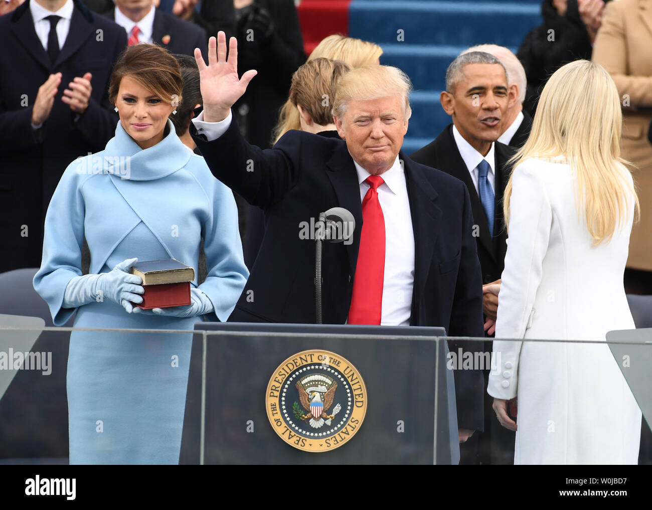 Präsident Donald J. Trumpf Wellen nach dem Amtseid bei der Einweihung am 20 Januar, 2017 in Washington, D.C. Trump wurde der 45. Präsident der Vereinigten Staaten. Foto von Pat Benic/UPI Stockfoto