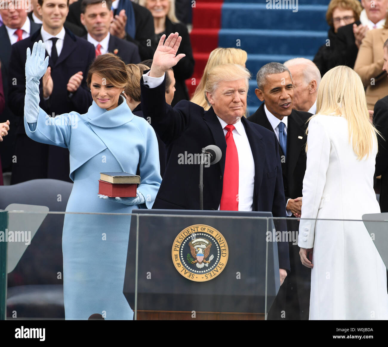 Präsident Donald J. Trumpf Wellen nach dem Amtseid bei der Einweihung am 20 Januar, 2017 in Washington, D.C. Trump wurde der 45. Präsident der Vereinigten Staaten. Foto von Pat Benic/UPI Stockfoto