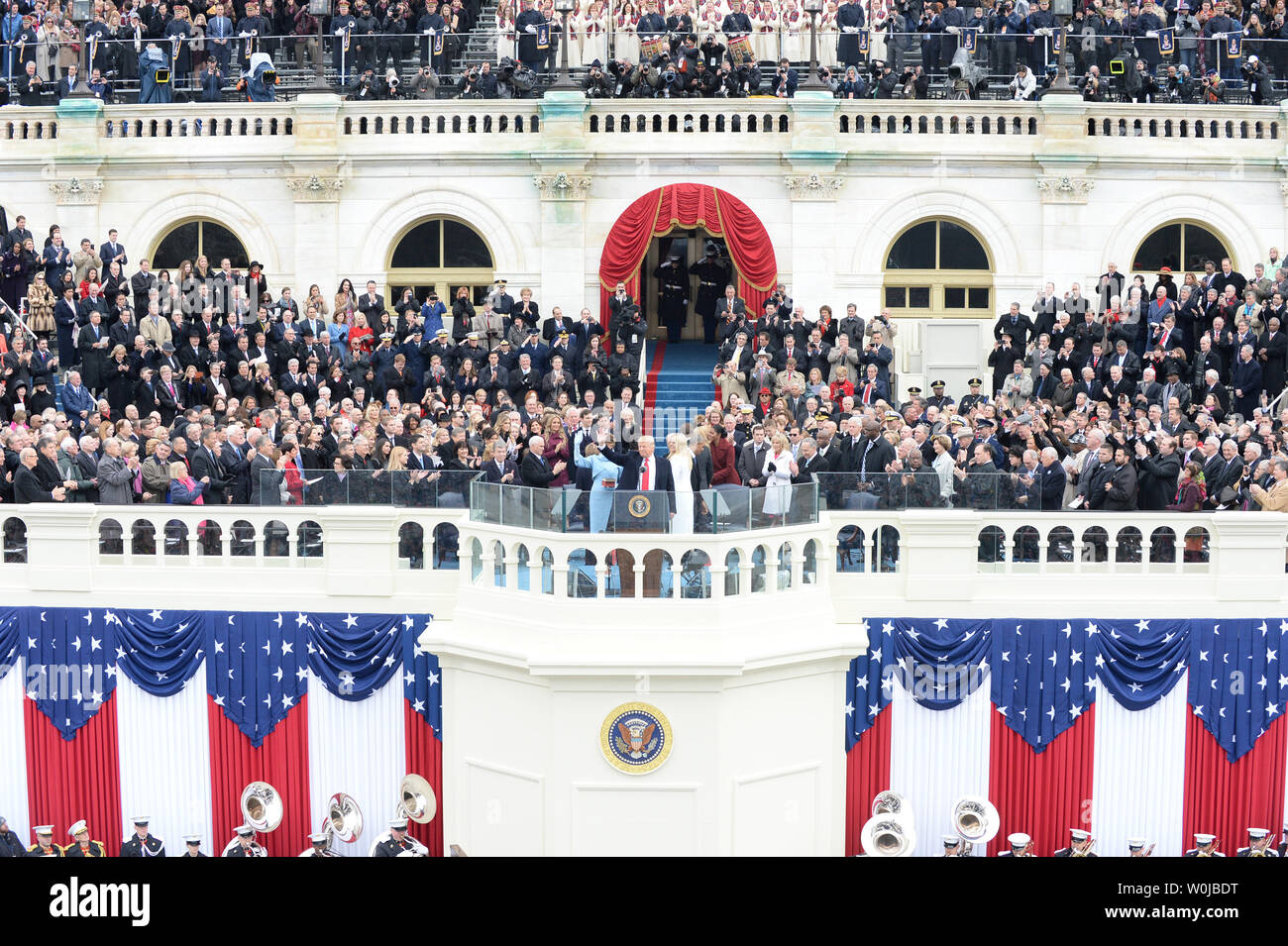 Präsident Donald Trump Wellen nach der Eidesleistung bei der Einweihung am 20 Januar, 2017 in Washington, D.C. Trump wurde der 45. Präsident der Vereinigten Staaten. Foto von Pat Benic/UPI Stockfoto
