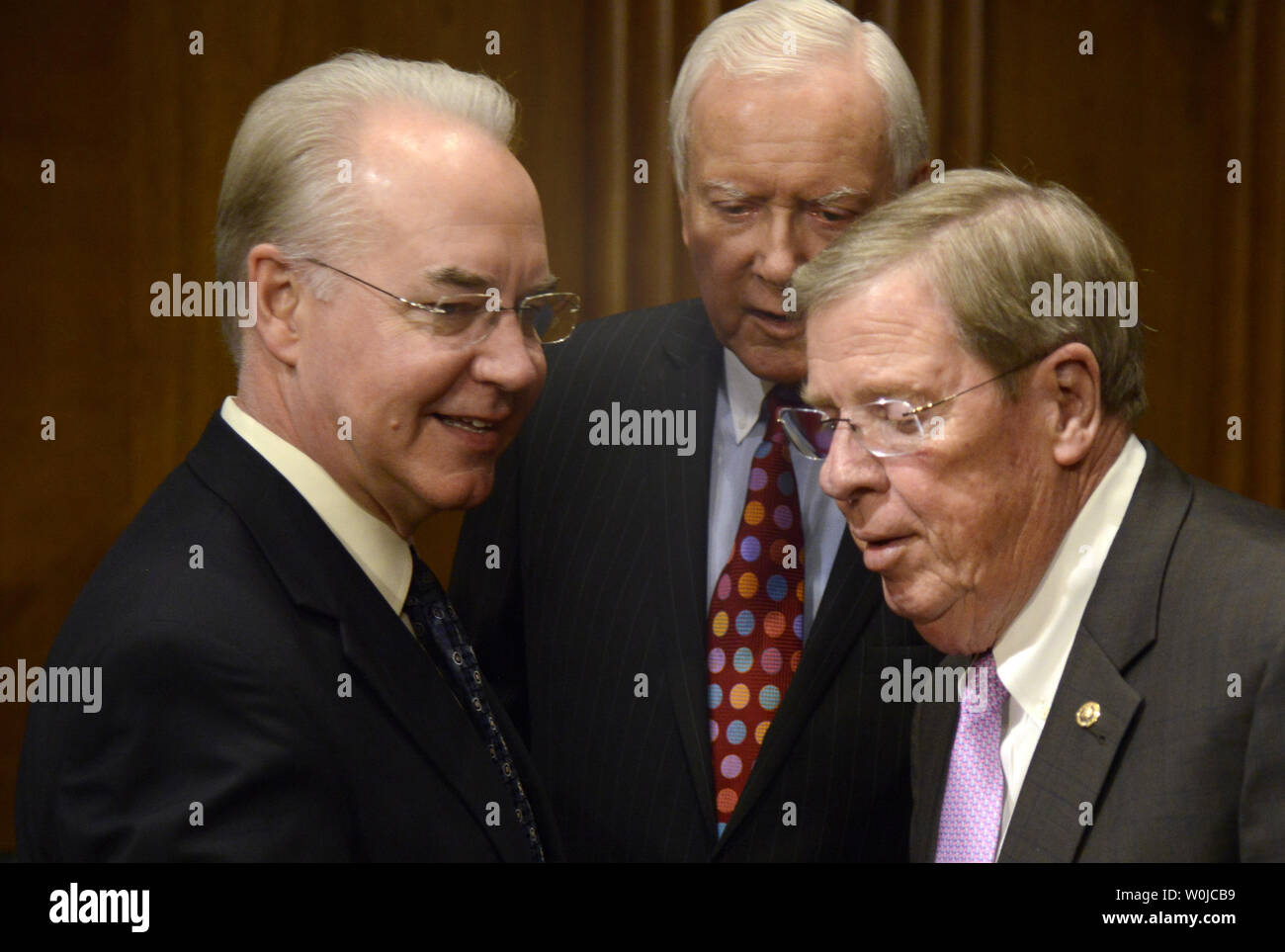 Georgia Tom Preis, (L), nominiert zu Gesundheit und Sekretärin werden, kommt mit Utah Senator Orrin Hatch, (C) und Georgien sen Johnny Isakson, für den Preis Finanzausschuss Anhörungen, auf dem Capitol Hill, Januar 24, 2017, in Washington, DC. Demokraten wird die Frage des Preis Investitionen in Gesundheit - in Verbindung stehende Firmen, die dem Konflikt mit HHS könnte. Foto von Mike Theiler/UPI Stockfoto